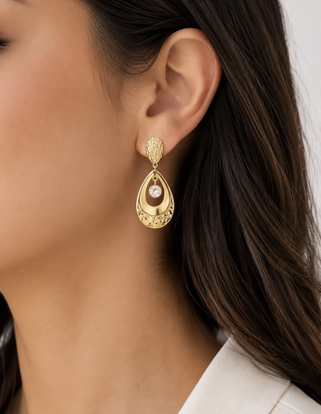Brinco Gota Dourado com Pedra Cristal — foto 2