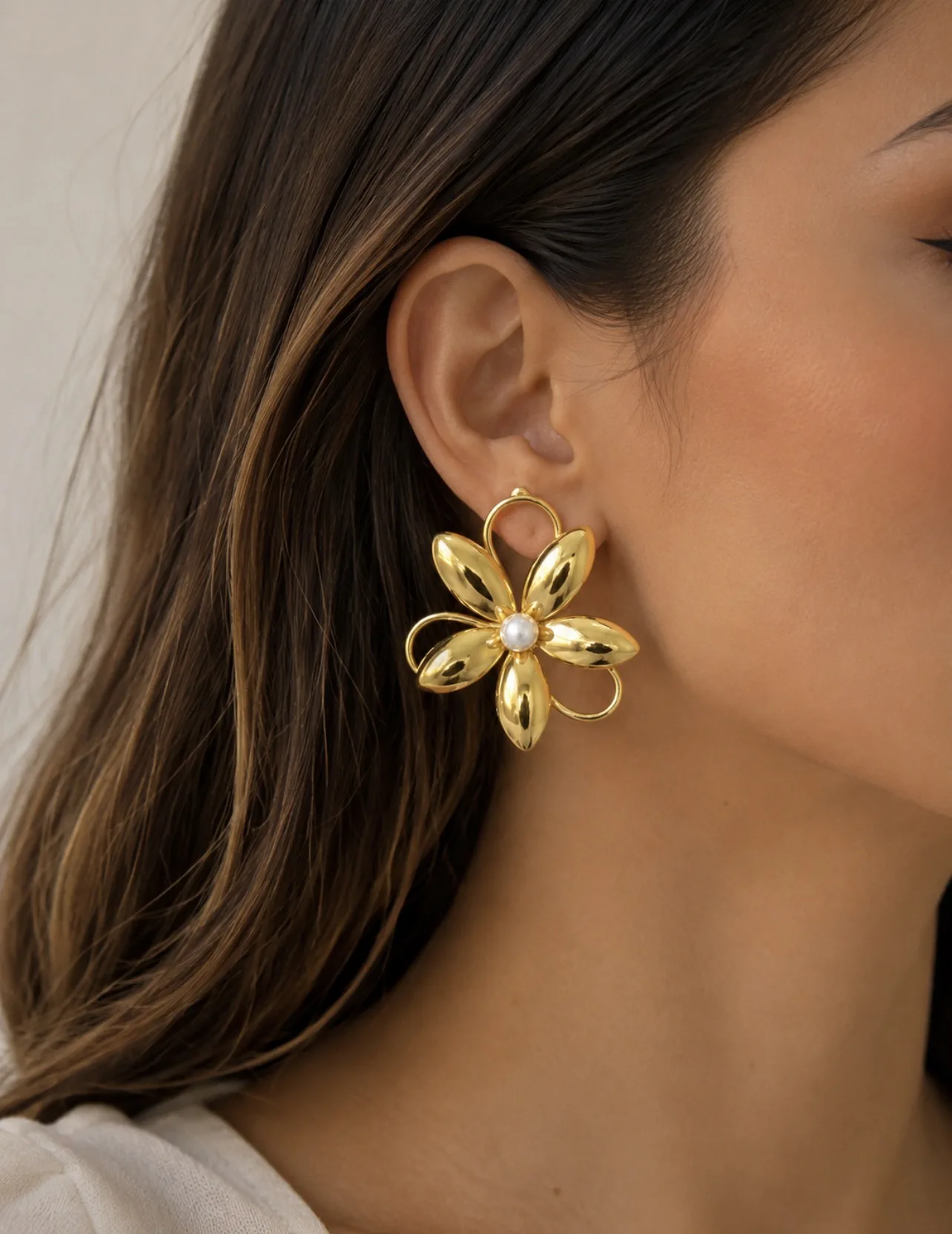 Brinco Flor Dourada com Pérola