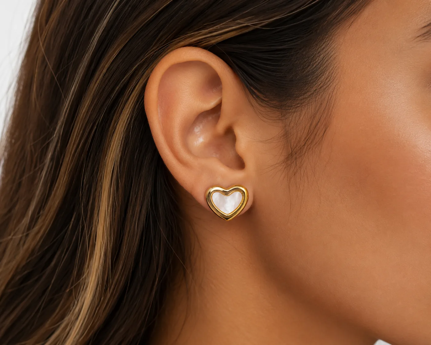 Brinco Coração Vazado em Aço Inoxidável Dourado — foto 2