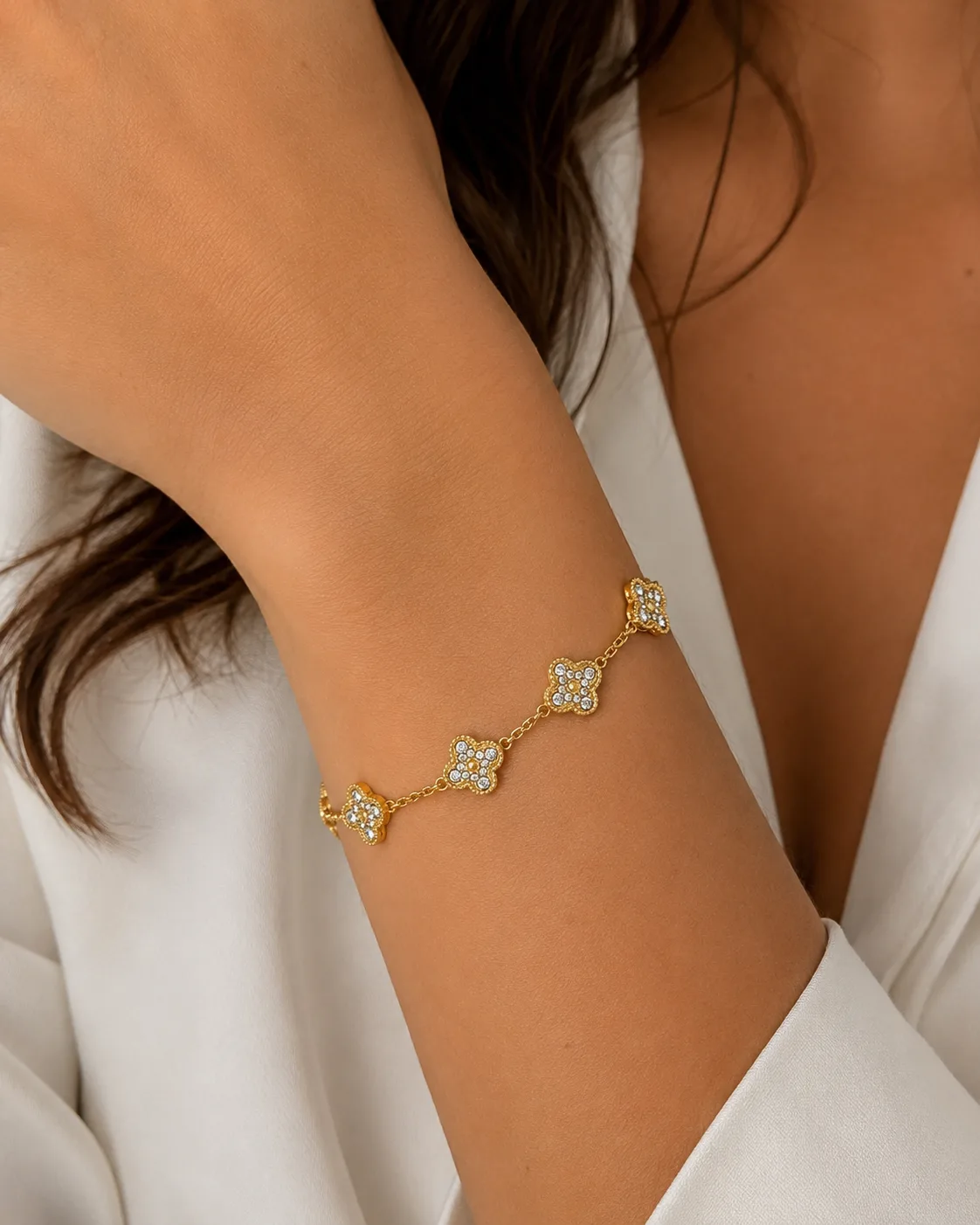 Pulseira Trevo Luxo Cravejada em Aço Inoxidável Dourado — foto 3